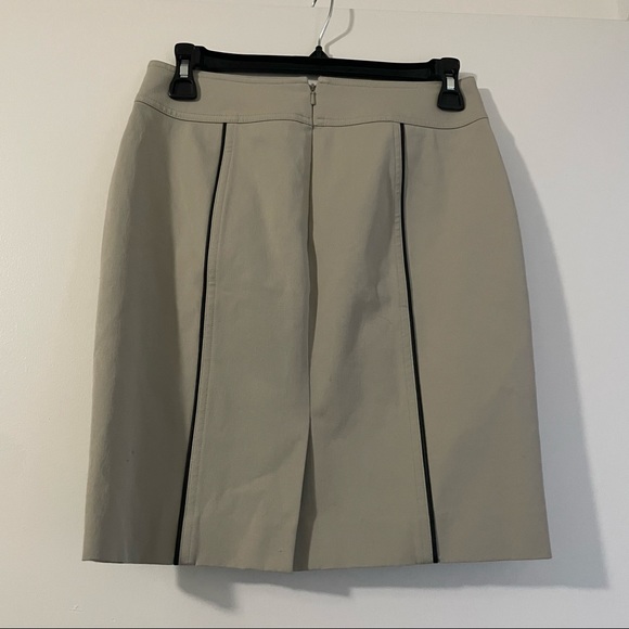 Ann Taylor Petite Cream Pencil Skirt zipper design front size 2P - Picture 3 of 4